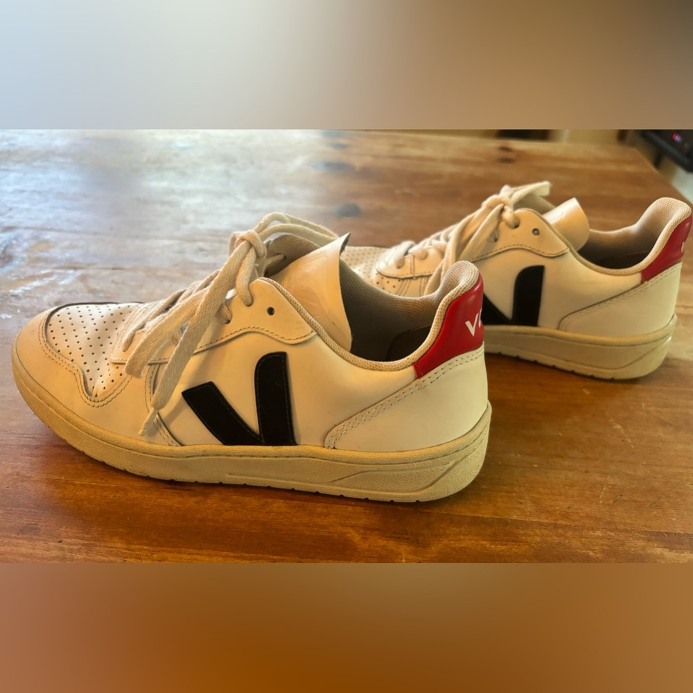 Vera V-10 Sneaker Size 6